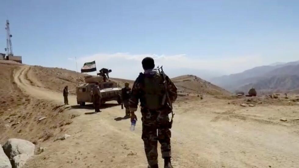 阿富汗潘杰希尔谷地附近一辆悬挂着“民族抵抗阵线”组织旗帜的悍马