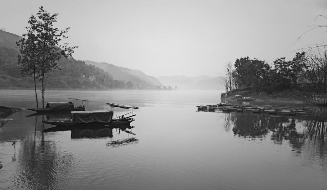 时节至白露,酷暑就此告别,铜仁市德江县渡口被罩上了一层薄雾,秋高气