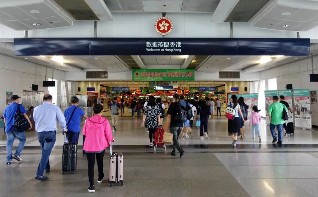 旅客入境香港.(资料照片)张炜 摄