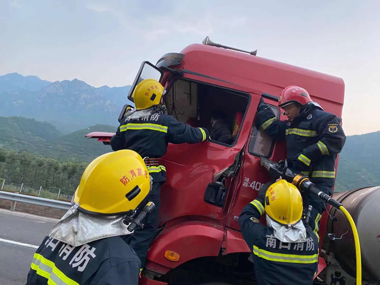 京藏高速两车追尾驾驶员被困昌平消防成功救援