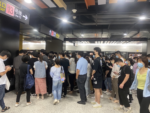 早高峰地铁站内客流"对冲" 市民建议:加装护栏引导乘客