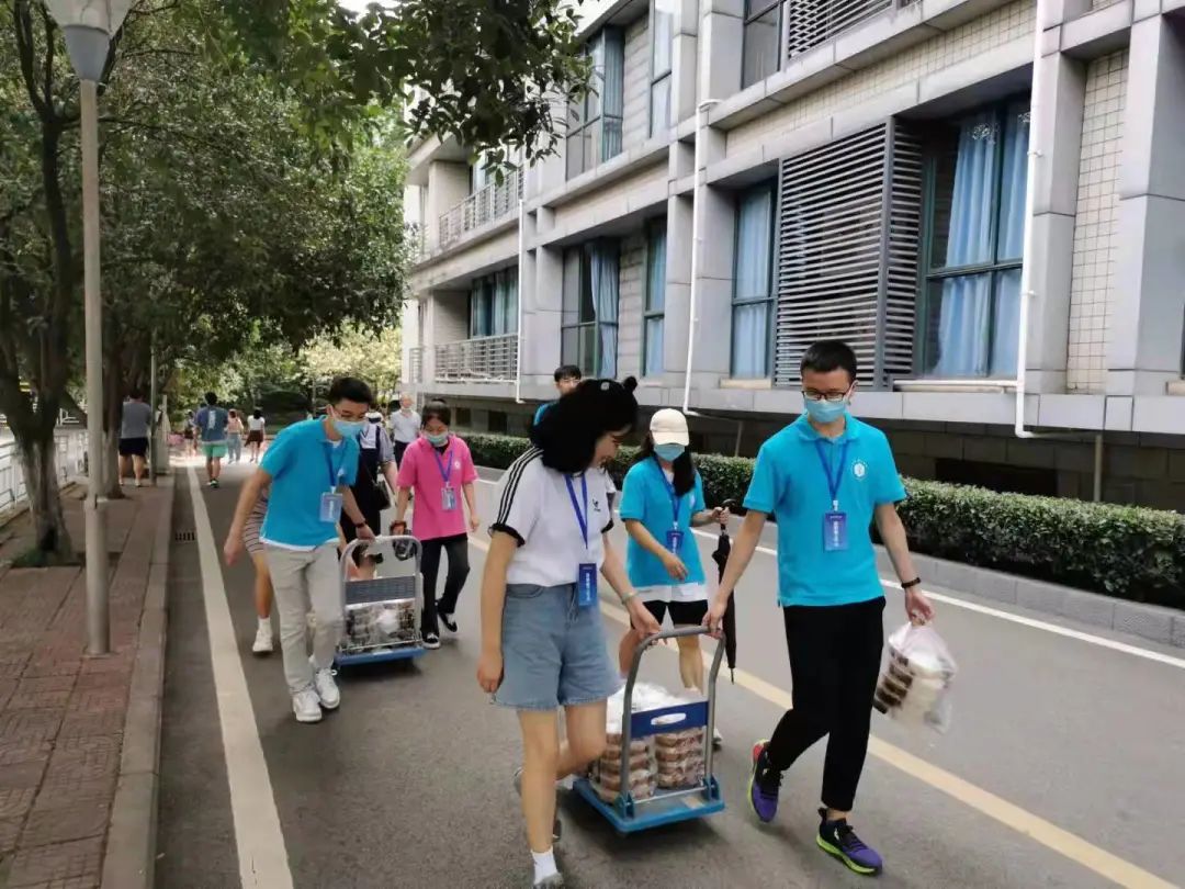 重医我来啦2021级研究生新生报到现场直击