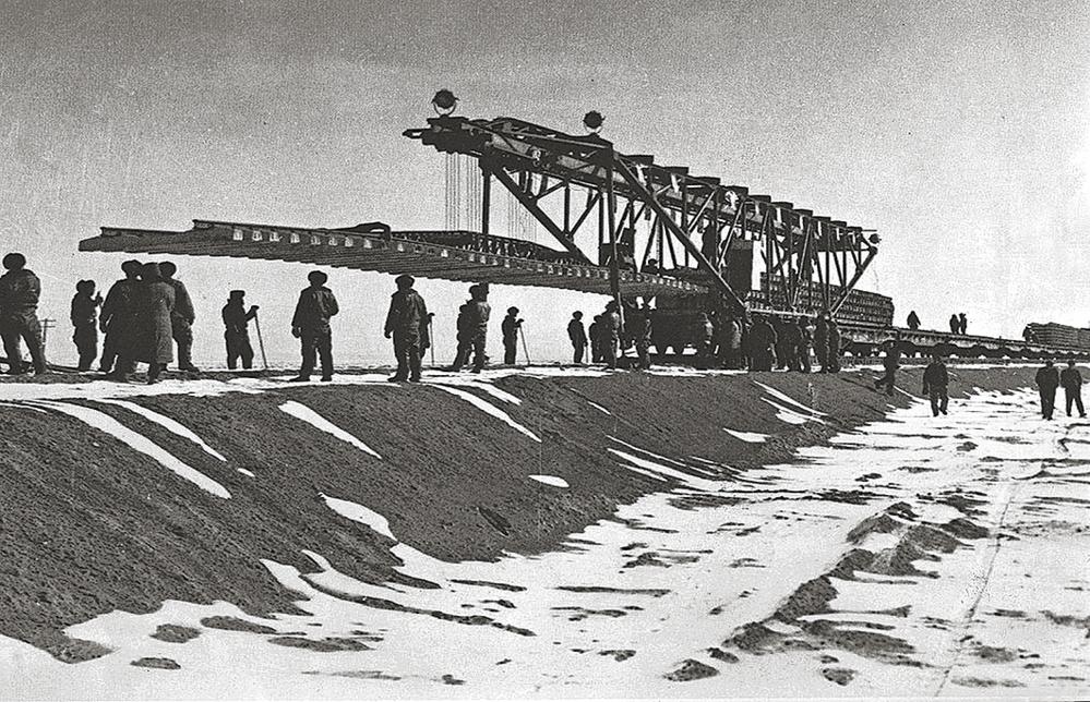 修筑青藏公路.青藏兵站部提供