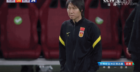 李铁在场边吹头发