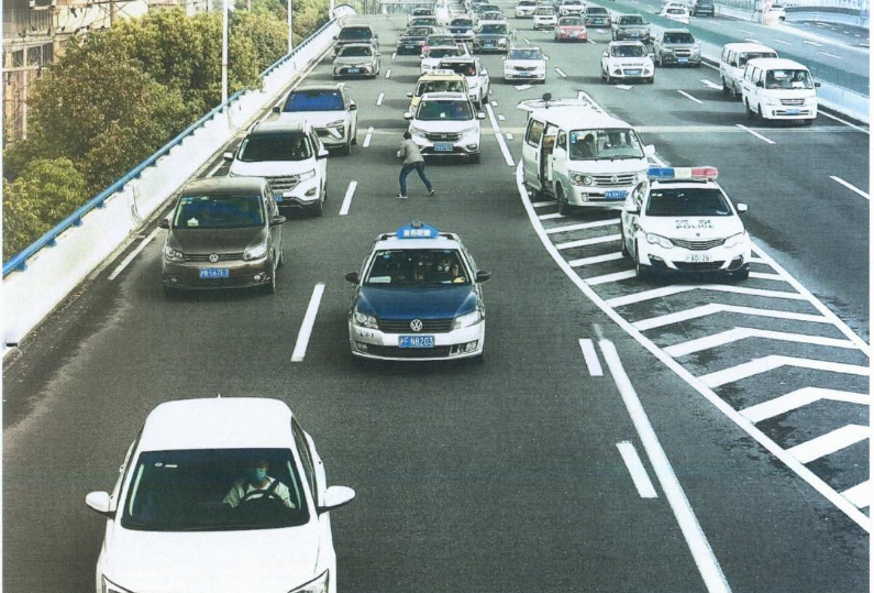 不满交警处罚,大叔在上海高架上狂撒螺丝钉,扔橱柜隔板获刑|检察院_新