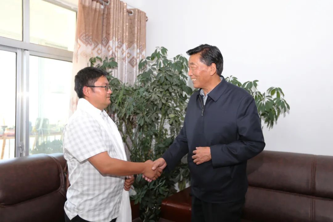 校园快讯尼玛次仁纪建洲带队开展教师节走访慰问活动