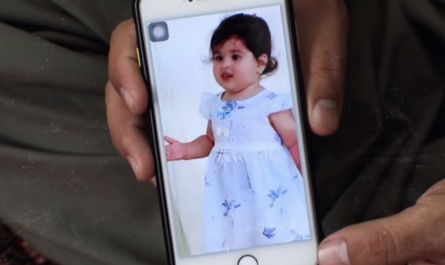 阿赫马迪展示女儿的照片 图自外媒