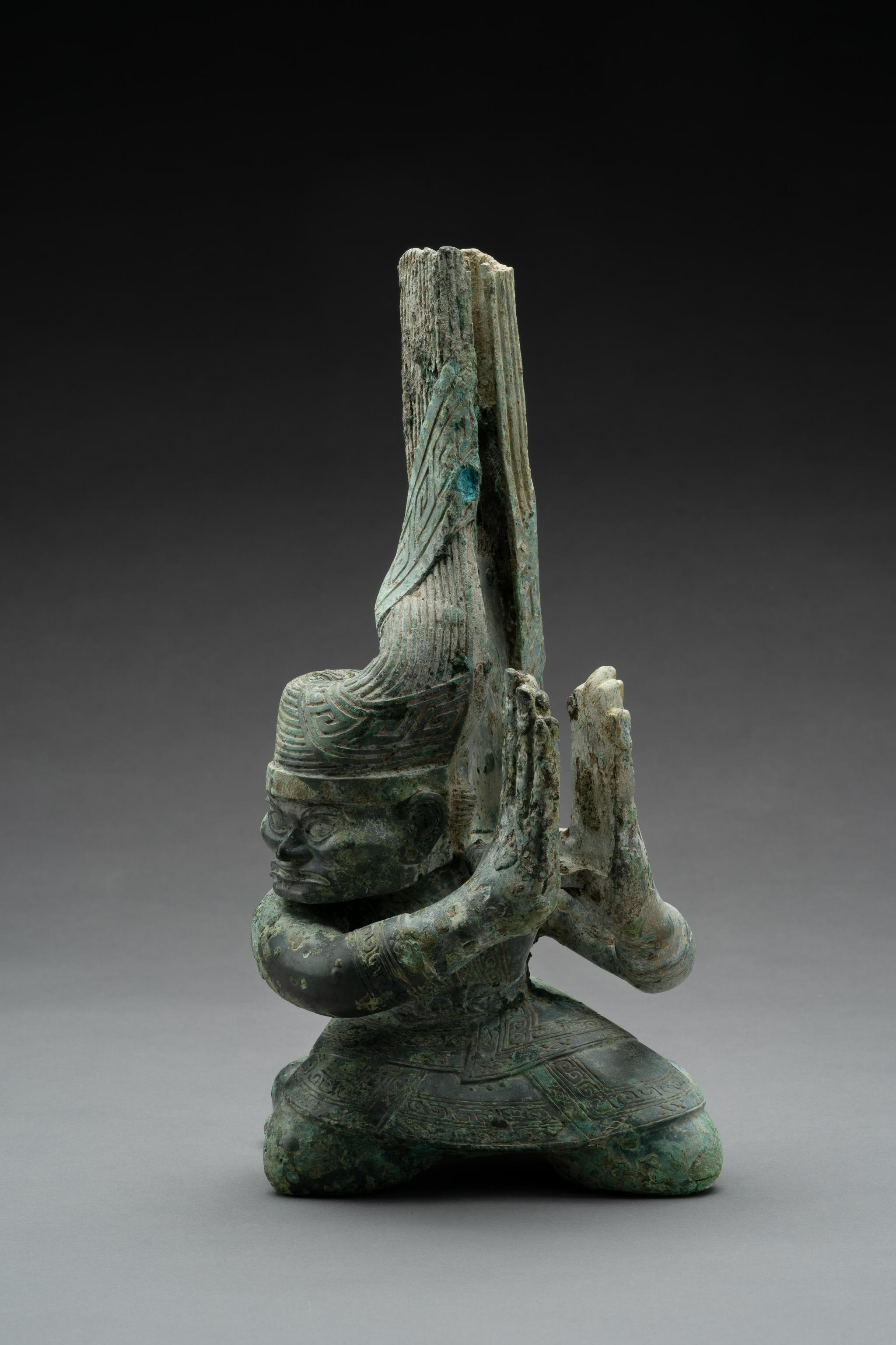 三星堆又上新铜顶尊跪坐人像完整金面具还有丝绸残余物