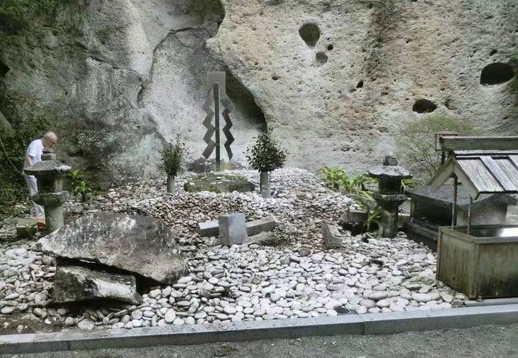 有3块直径约1米的石头落在神社拜殿周围，拜殿被石头砸坏（图片来源：日媒）