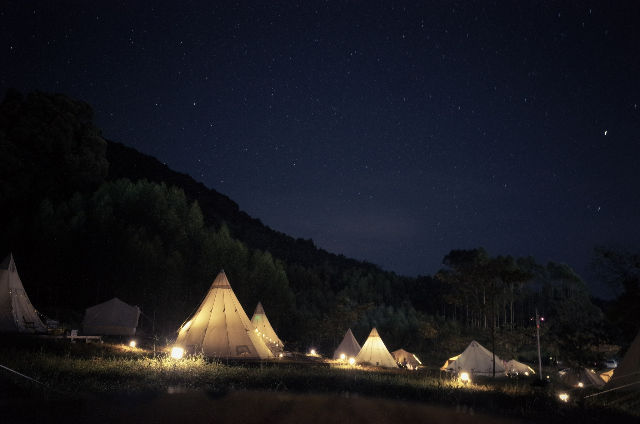 星空下的营地 &nbsp;摄影/时代周报记者 &nbsp;黎广