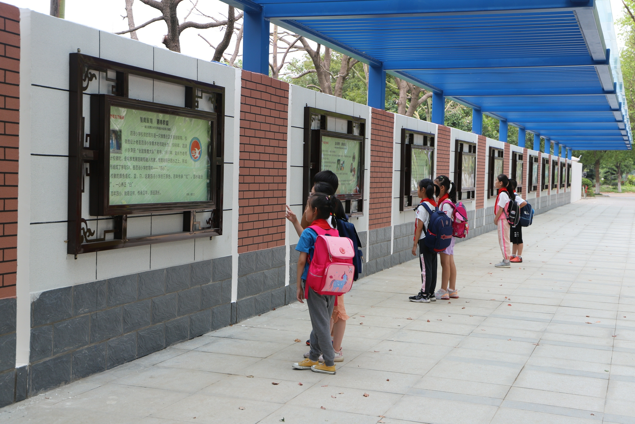"风雨长廊" 为学生遮阳挡雨,松江这所小学送出了一份特别的"开学礼"
