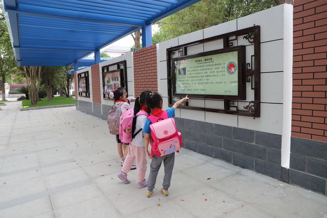 风雨长廊为学生遮阳挡雨松江这所小学送出了一份特别的开学礼