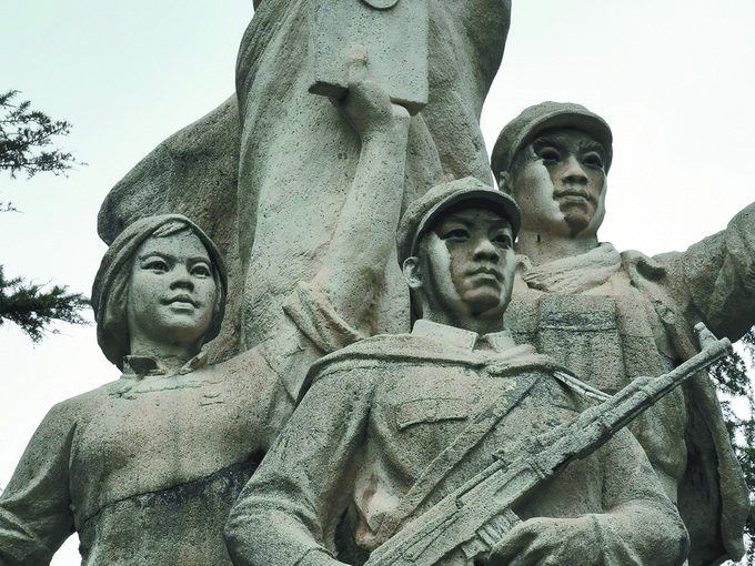 北京东单公园工农兵雕塑花脸居民盼维护