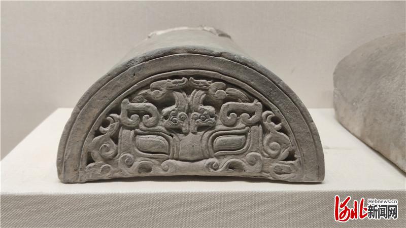 燕下都遗址出土的双龙饕餮纹半圆形瓦当(河北博物院藏)河北日报记者