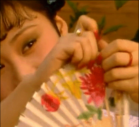 ▲晴雯撕扇子。来源/86版《红楼梦》片段