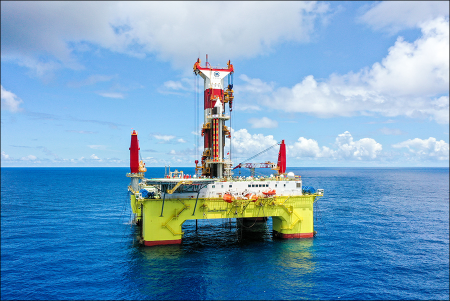 全球首艘智能型深水钻井平台深蓝探索海上开钻