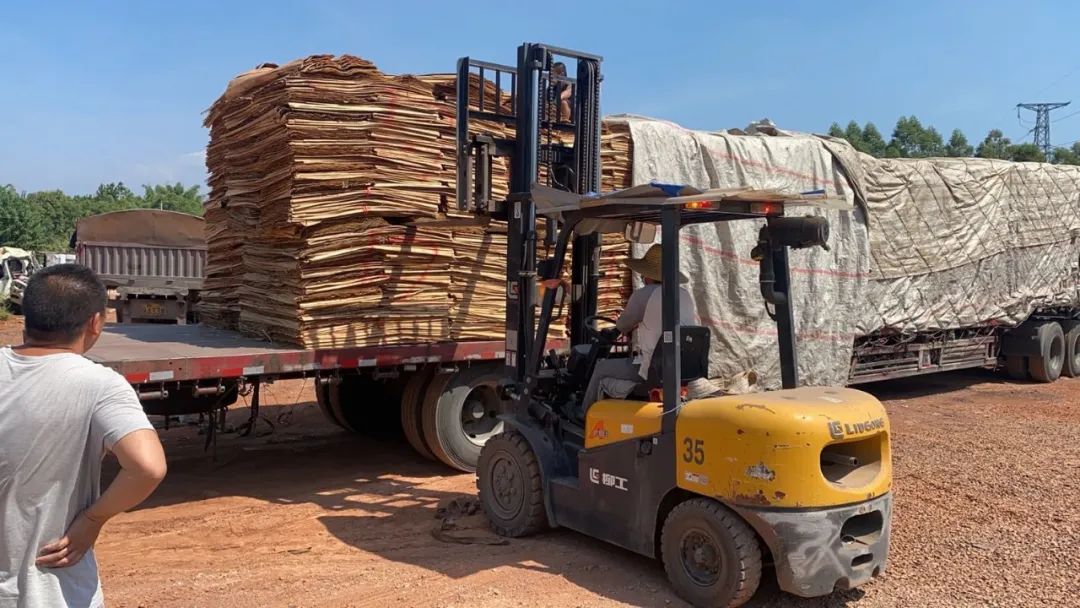 收费站前,两名司机决定给货车"减减肥".....|货车|贺州市|司机_新浪新