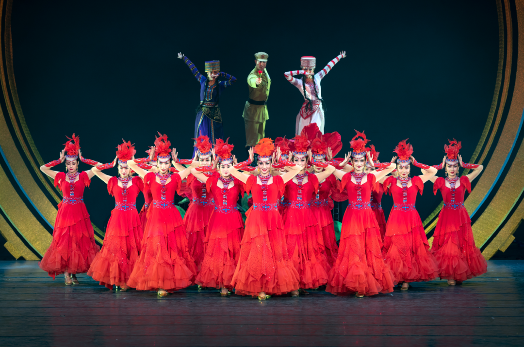 晚会舞美从展示和宣传大美新疆的创作理念出发,通过现代化的舞台技术