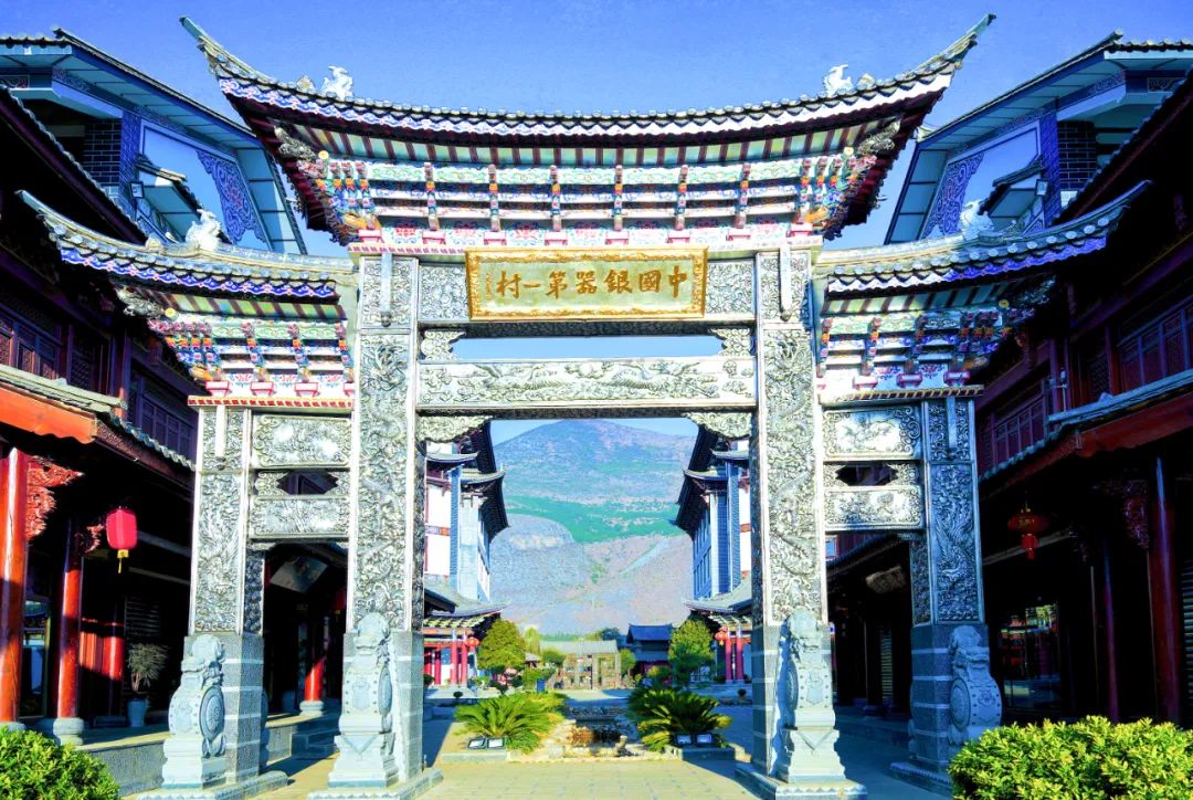 银牌坊于一体的特色村落是一个集"产业发展,休闲体验,旅游观光"新华村