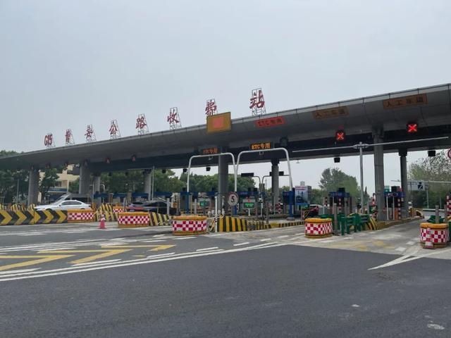 本市首台智能发卡设备在g15曹安公路收费站入口上线试运行