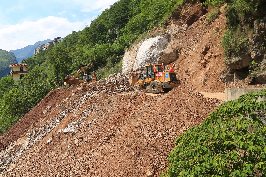 云南盐津G247国道景泰线发生山体滑坡 阻断道路现已抢通