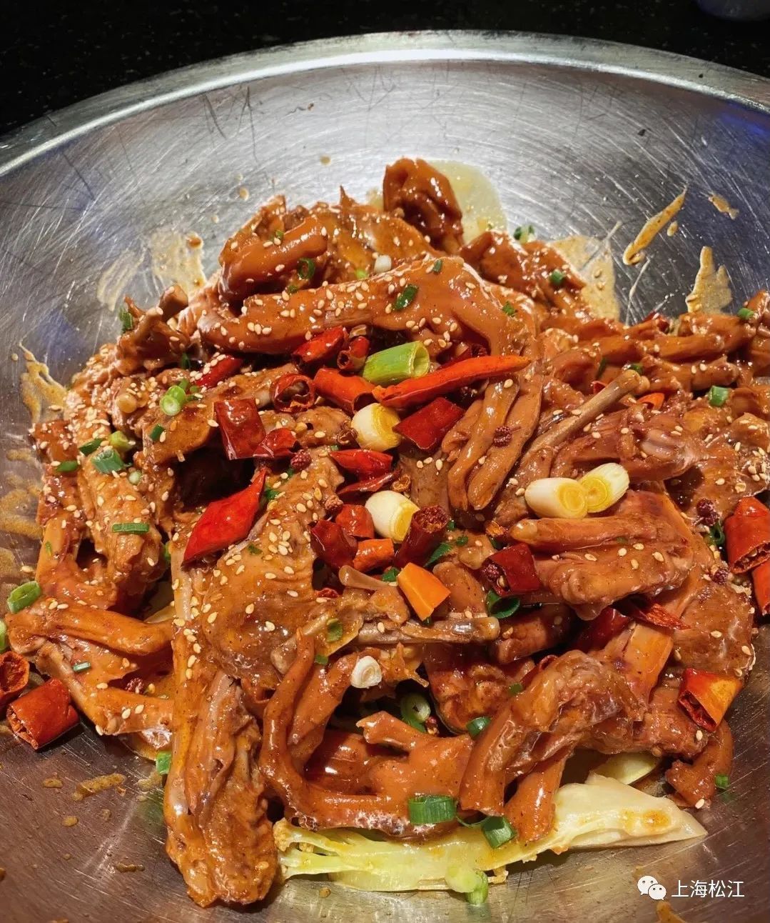 满口留香更是一吮脱骨不仅香辣入味招牌的鸭爪干锅一定不要错过这家店