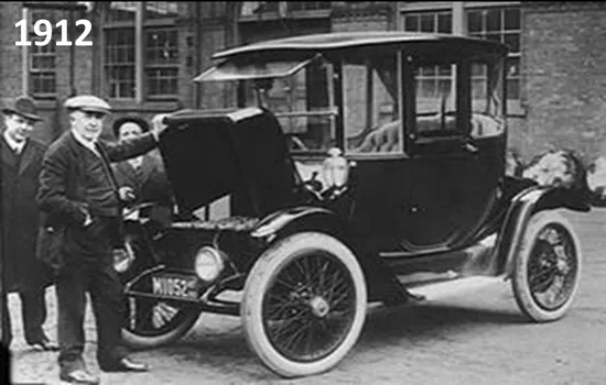 图1 1912年，爱迪生跟他的电动车合影。