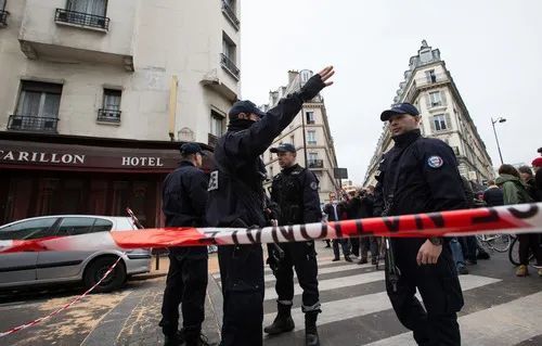 2015年11月14日，警察在法国巴黎10区发生恐怖袭击事件的一家餐馆外执勤。2015年11月13日晚间，巴黎发生一系列恐怖袭击事件。新华社记者徐金泉摄