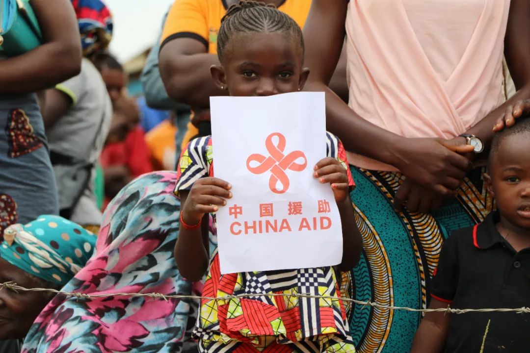 这是2017年拍摄的通过联合国难民署获得中国援助物资的非洲孩子。