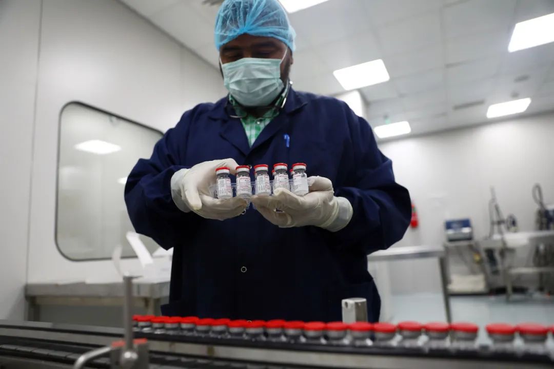 2021年9月6日，工作人员在埃及吉萨的埃及生物制品与疫苗公司疫苗生产厂对贴标的新冠疫苗进行装盒前准备。