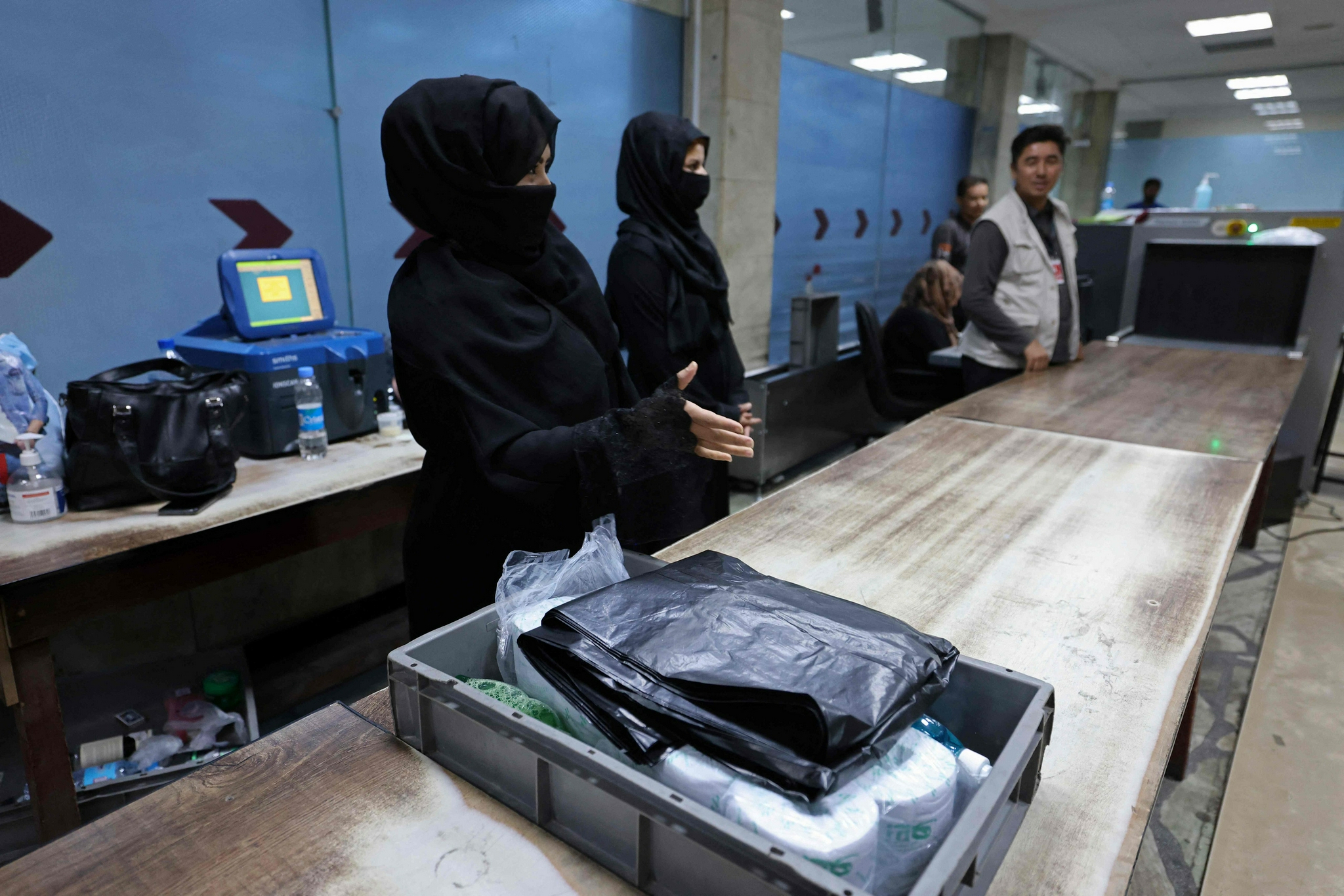 阿女安检人员返回喀布尔机场：穿深蓝色套装 戴头巾