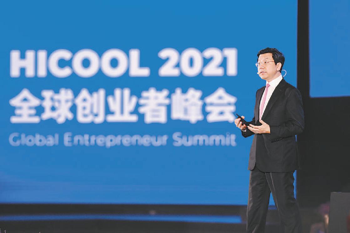 在hicool 2021全球创业者峰会上,李开复围绕创业投资发表主旨演讲