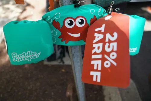 2019年6月17日,在美国华盛顿,一件救生衣上挂着抗议加征关税的标语。新华社记者刘杰摄