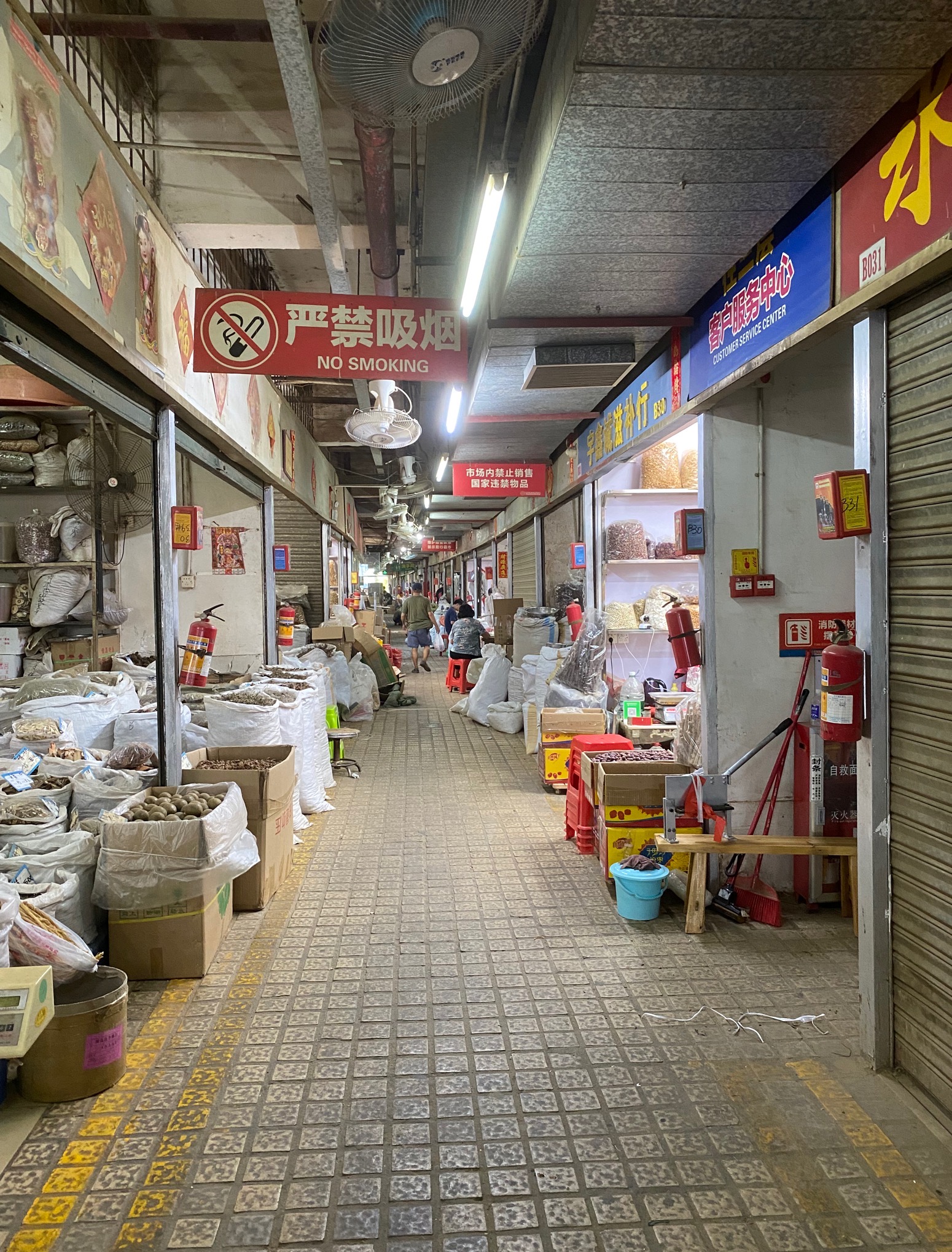 (清平东中药材市场二楼.图片来源/时代周报记者 杜苏敏 摄)
