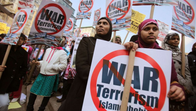 △纽约大型反战集会上的美国穆斯林抗议者