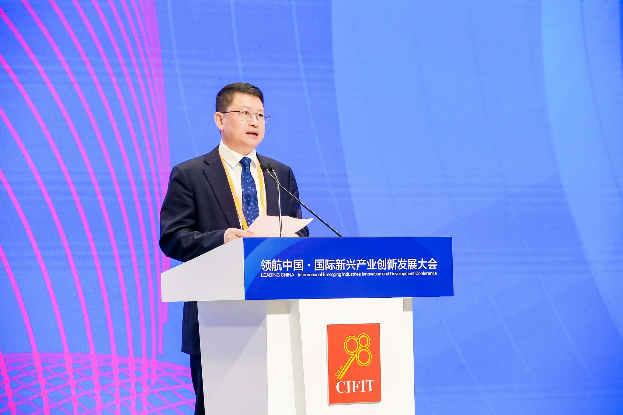 图为厦门市人民政府党组成员,副市长,市委委员黄燕添致欢迎辞.