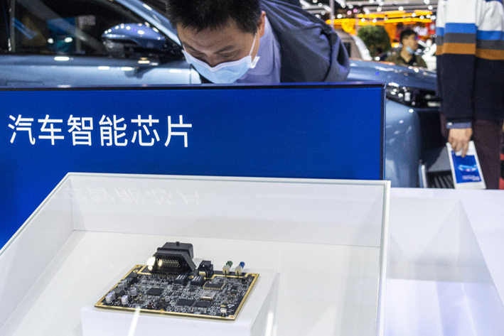 今年4月，在2021上海车展上展出的汽车芯片视觉中国图