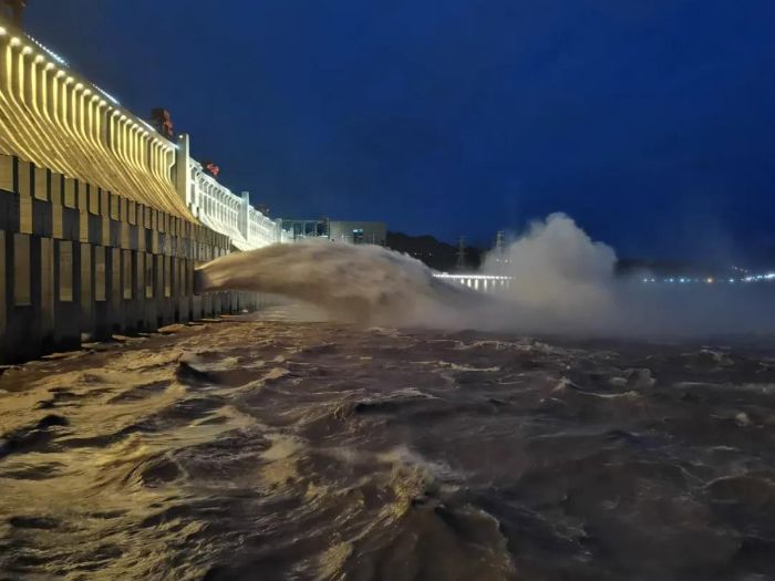 2021年长江1号洪水平稳通过三峡大坝