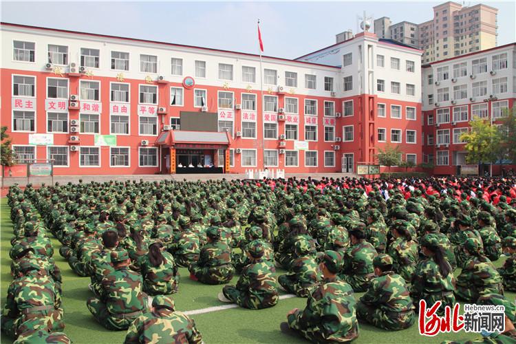 图为共青团永清县委在永清县第二中学开展"开学第一课,扣好人生第一粒