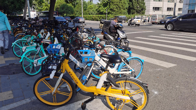 电动车闯灯乱窜 共享单车停上斑马线 非机动车也不该任性 电动车 新浪财经 新浪网