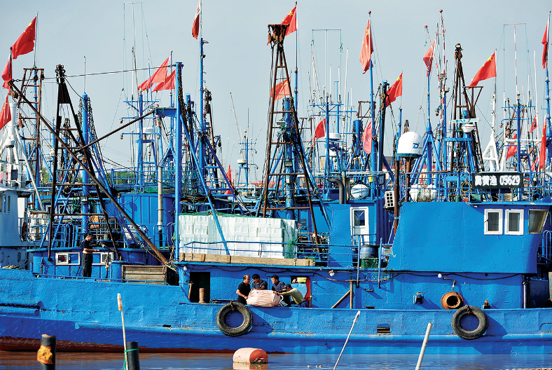 渔民们将生活物资搬上渔船.