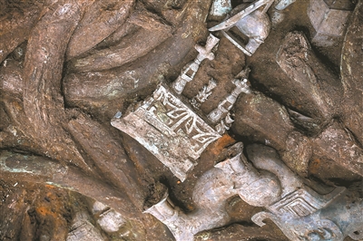 The picture shows a part of the bronze altar taken at No. 8 