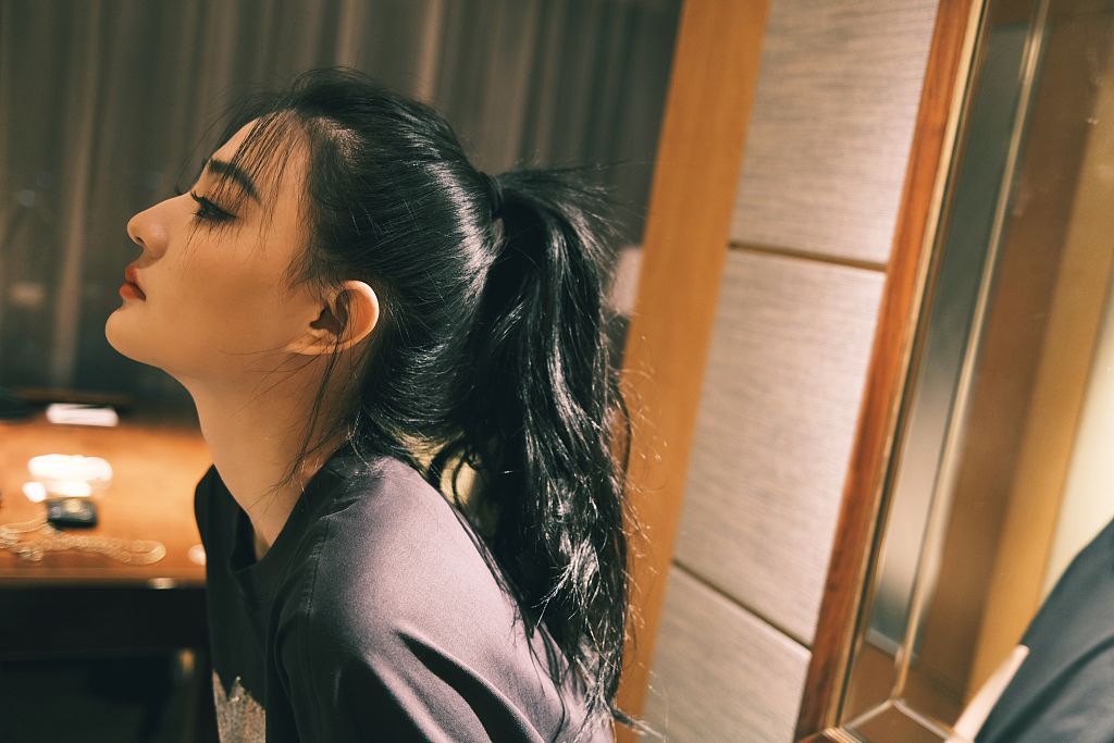 徐璐暗黑系少女写真氛围感拉满 高扎马尾辫勾勒优越侧脸_高清图集