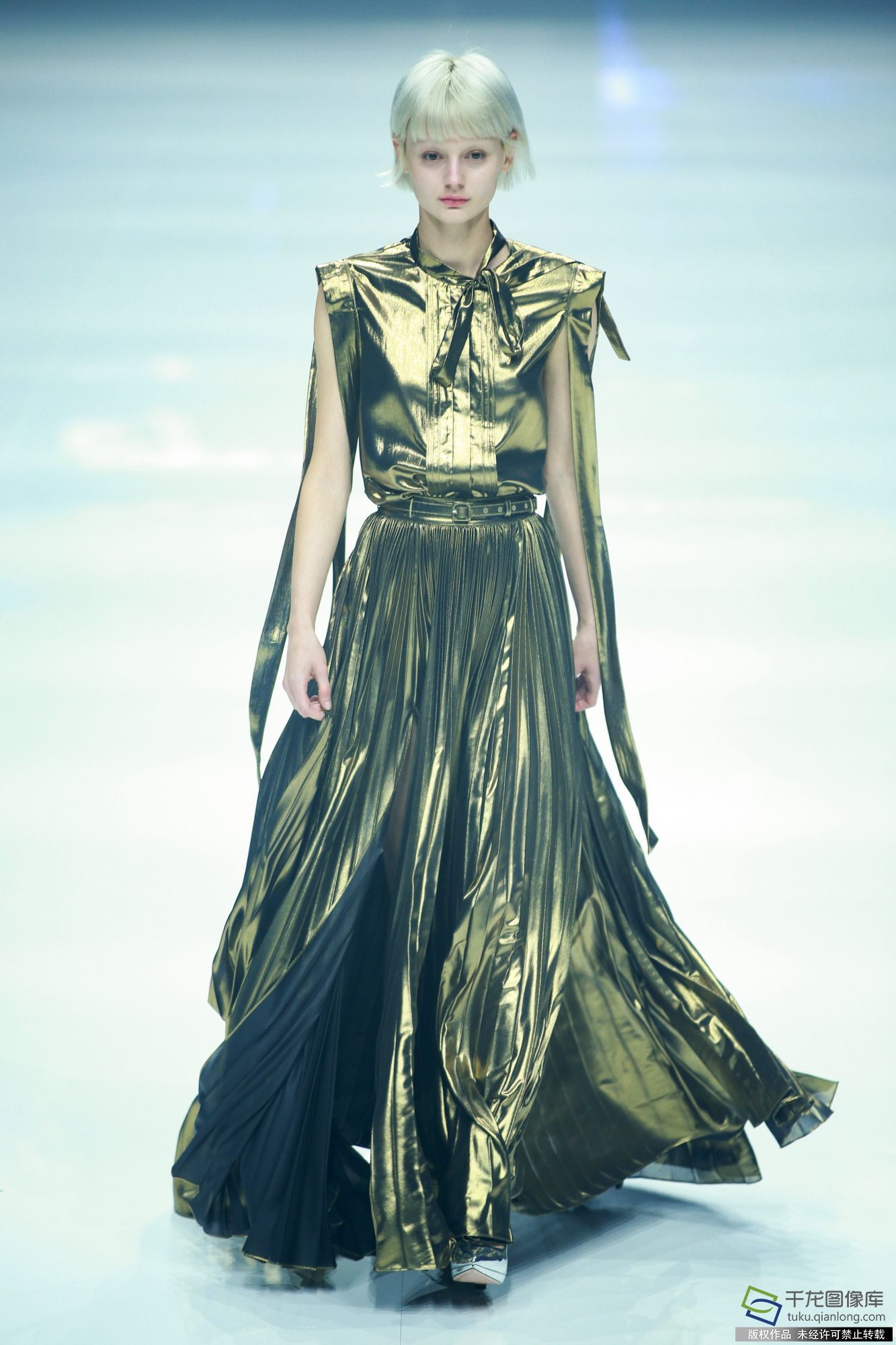 图为模特在闭幕秀上展示时装设计师马樱设计的时装.