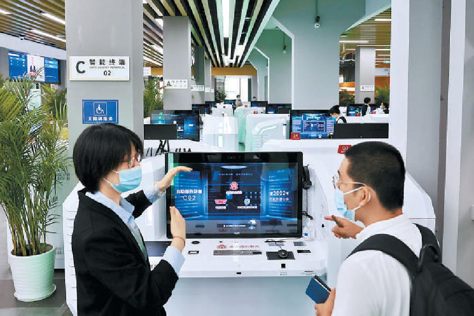 北京城市副中心政务服务中心一楼配备了50台自助终端机，办事人员可自助办理相关手续。 本报记者 白继开摄