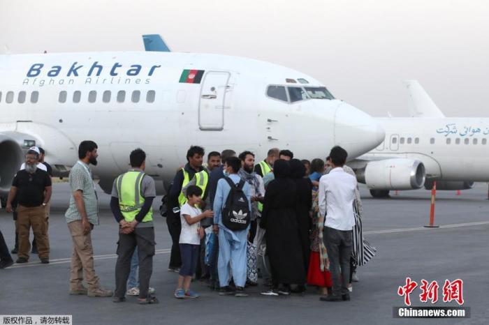 当地时间9月9日，阿富汗喀布尔，自美军全面撤出，阿富汗塔利班接管后，首架国际航班从喀布尔国际机场起飞。图为等待登机的乘客。