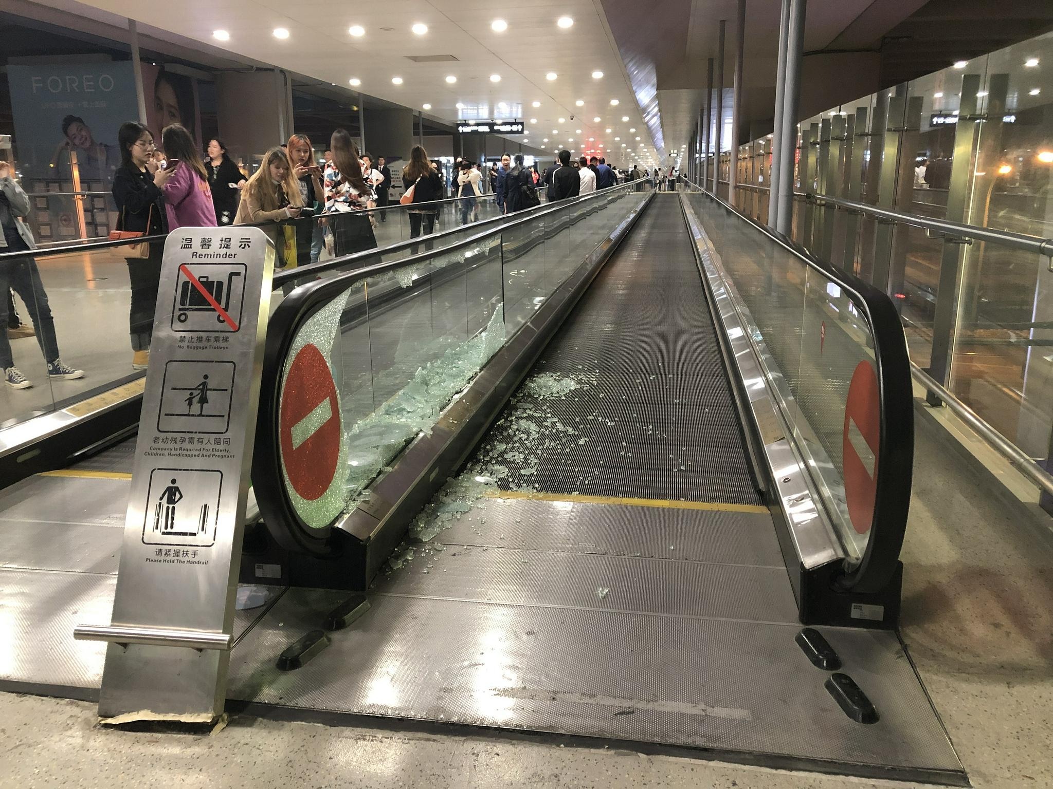 2019年4月20日，10多位人气明星遭围堵，虹桥机场一处玻璃遭挤碎。 图自视觉中国