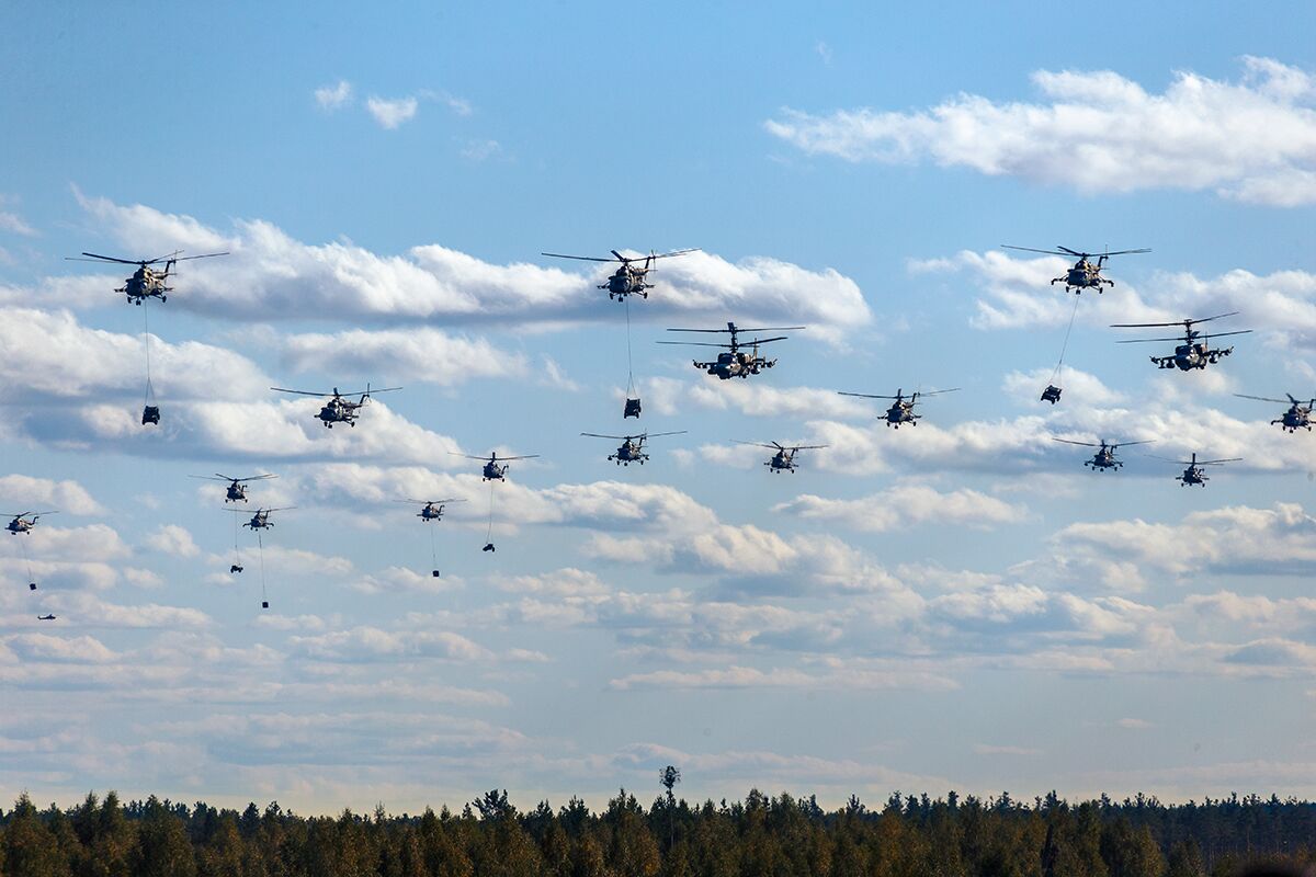 高达70架 “西方2021”进行大规模直升机群空地突击