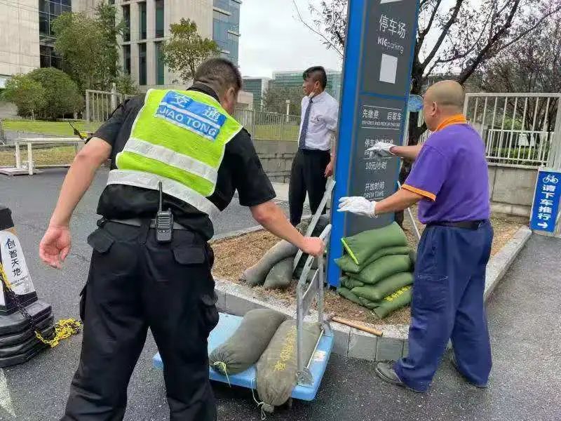 合生汇加快收拾天台桌椅,铺设防汛沙袋.