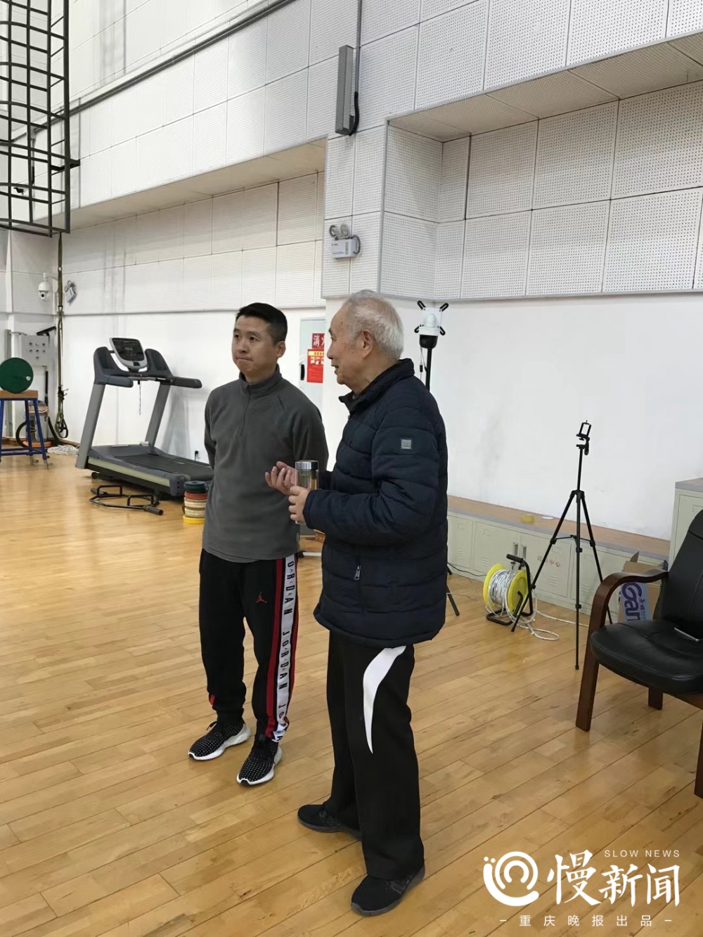 ▲四川著名武术教练邓昌立（右）帮助重庆武术队